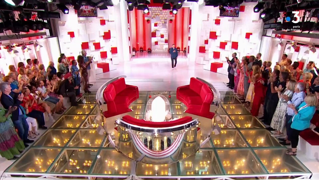 Regardez les 3 premières minutes du retour très émouvant de Michel Drucker à 13h30 dans Vivement Dimanche sur France 3, après 7 mois d'absence