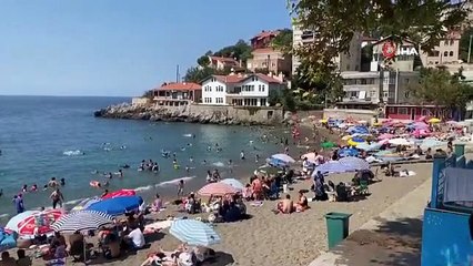 Les citoyens fatigués du temps chaud ont rempli la plage