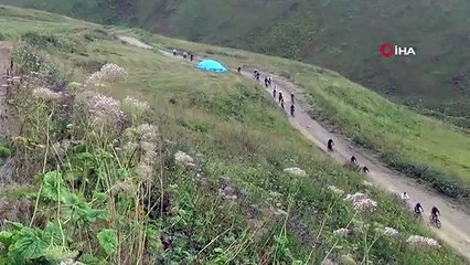 30 cesur bisikletli, dünyanın en tehlikeli yolunda bisiklet sürdü