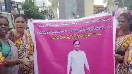 జనగామ: సీఎం కేసీఆర్ కి పాలాభిషేకం చేసిన మినీ అంగన్వాడీ టీచర్లు