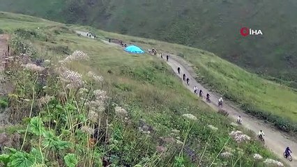 30 cyclistes courageux ont parcouru la route la plus dangereuse du monde