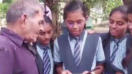 हरदा: वृद्ध आश्रम में स्कूली बच्चों ने की सेवा, बुजुर्गों से की चर्चा