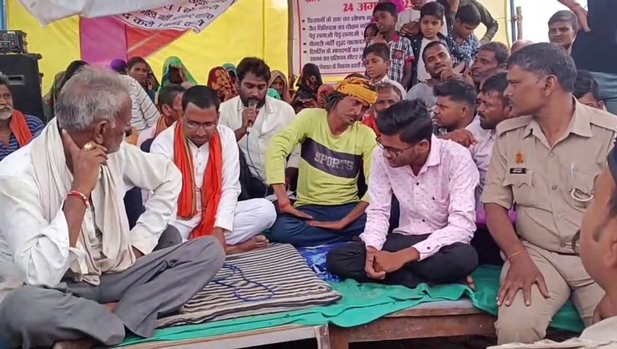 चार दिन से अनशन पर बैठे ग्रामवासियों को नहीं मिला उचित आश्वासन, बेरंग लौट अधिकारी, अनशन जारी
