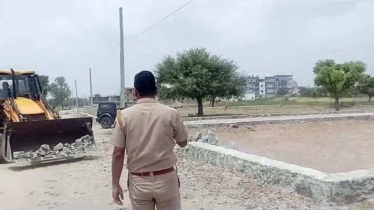 दो अवैध कॉलोनियों पर चला पीला पंजा