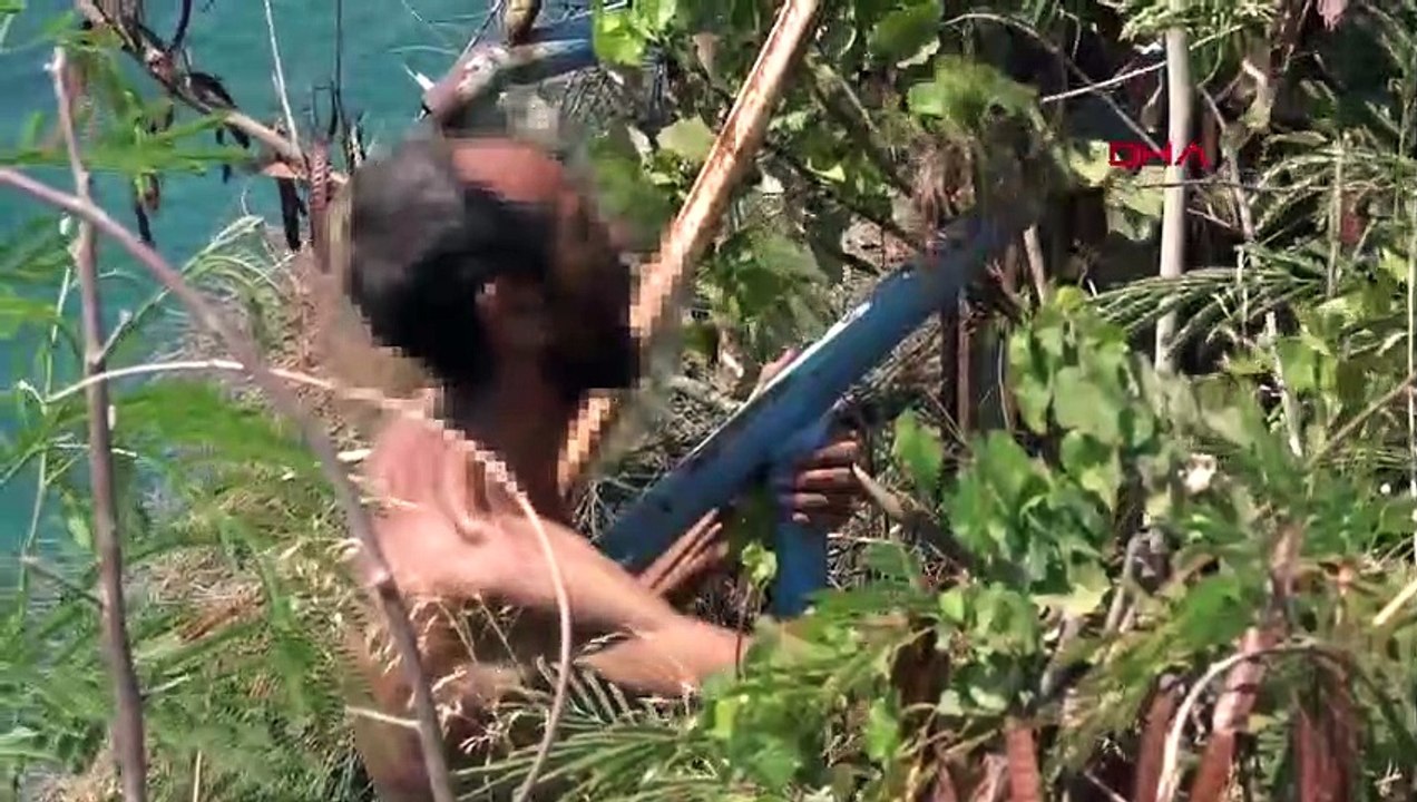 La personne qui s'est déshabillée dans les falaises a été rattrapée par le déchirement du auvent du parapluie