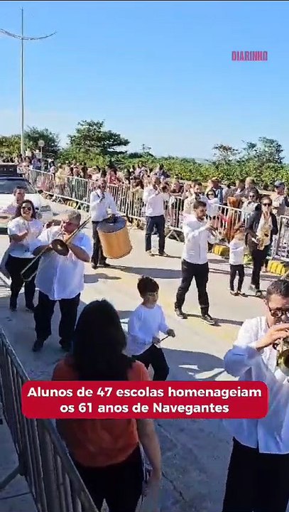 Desfile: Alunos de 47 escolas homenageiam os 61 anos de Navegantes