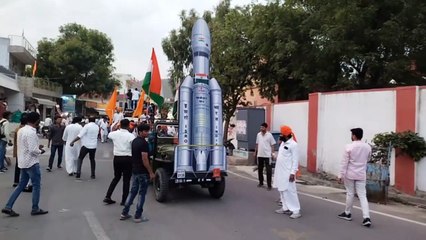 शिव बारात में लहराया तिरंगा, सजाई चंद्रयान-3 की झांकी