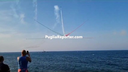 Descargar video: Spectacular acrobatic flights of the military aircraft of the Frecce Tricolori (Italian Air Force) - Spettacolari voli acrobatici degli aerei militari delle Frecce Tricolori (Aeronautica Militare Italiana) a Giovinazzo (Bari, Puglia) 2023