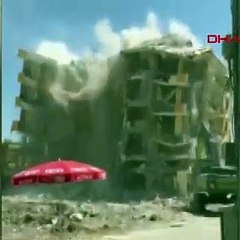 Ağır hasarlı 5 katlı bina yıkım sırasında çöktü