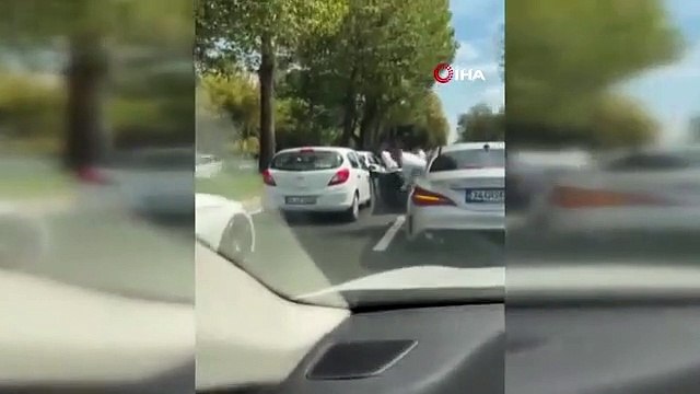 Un convoi de mariage à Istanbul a ralenti la circulation et des citoyens ont été battus