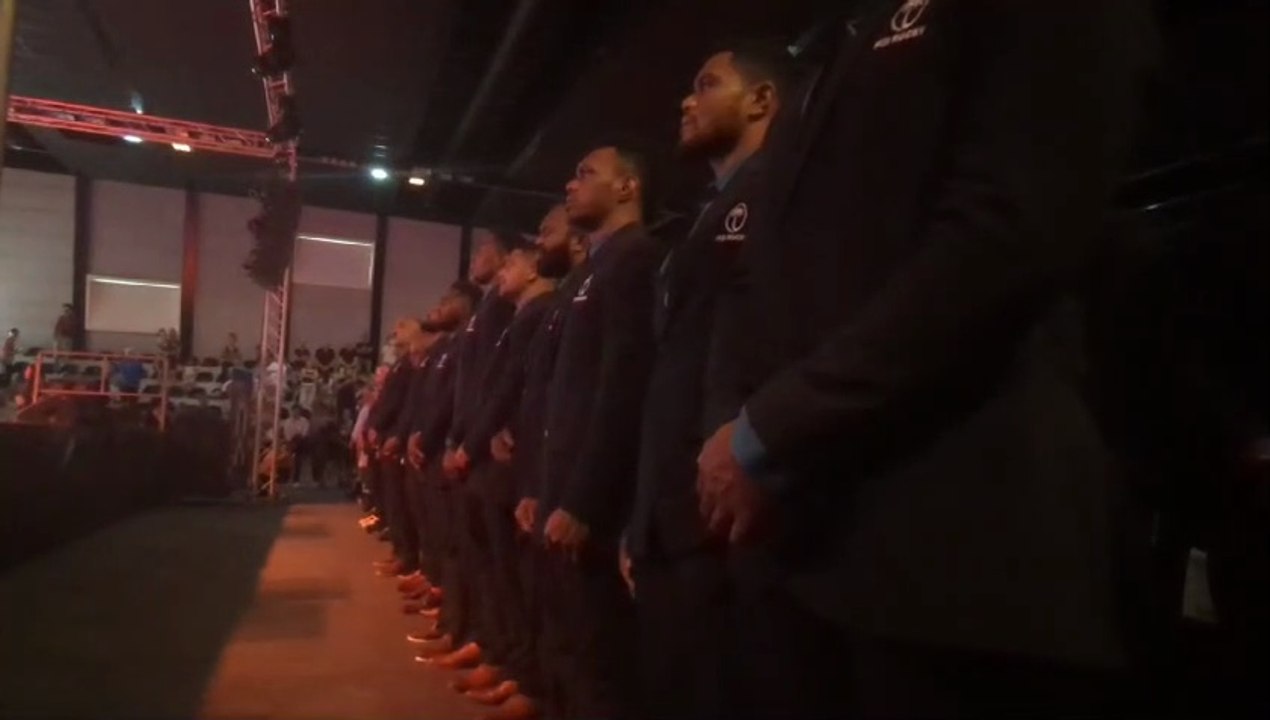 L'équipe de rugby des Fidji chante son hymne national à Lormont