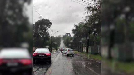 Rio transborda e alaga rua Salgado Filho