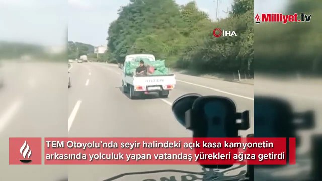 TEM’de kamyonet kasasında tehlikeli yolculuk