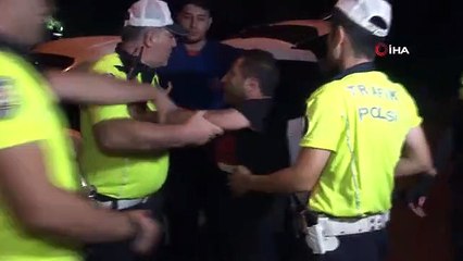 Télécharger la video: Kadıköy'de alkollü sürücü polis ekiplerine zorluk çıkardı