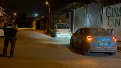 Çalıntı otomobile çalıntı plaka taktı, polisin üzerine sürdü