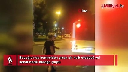 Beyoğlu'nda kontrolden çıkan İETT otobüsü durağa çarptı: 2 yaralı
