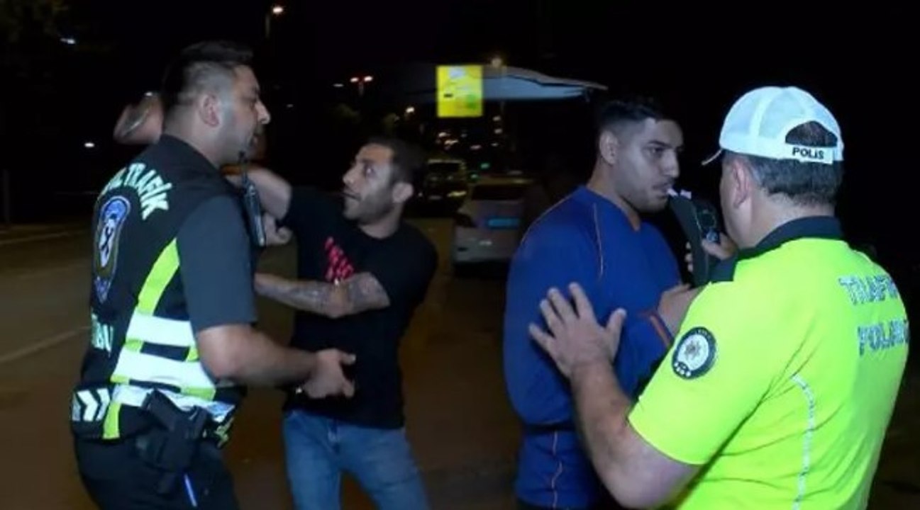 Kadıköy'de denetime takılan sürücü: Kadıköy emn...
