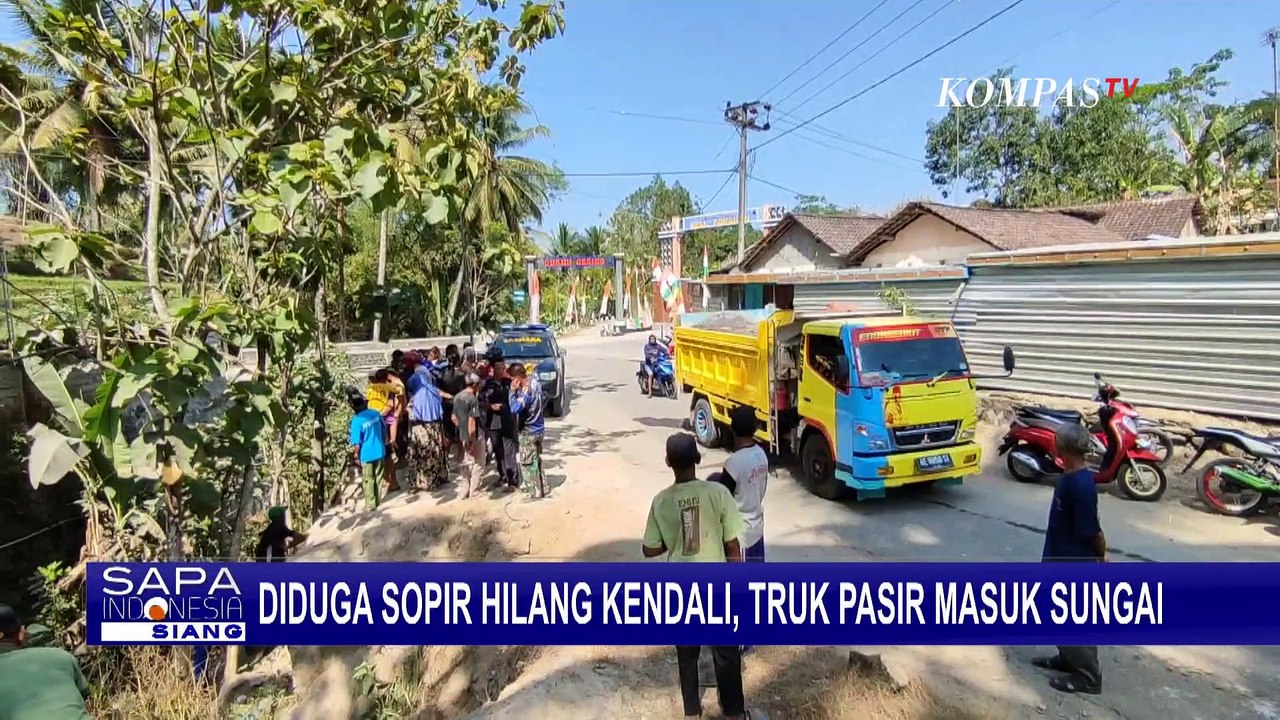 Diduga Sopir Hilang Kendali, Truk Pasir Masuk Sungai!