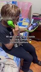 "Todo sea por su bienestar": Abuelita recibe un peculiar auricular por sus problemas de audición