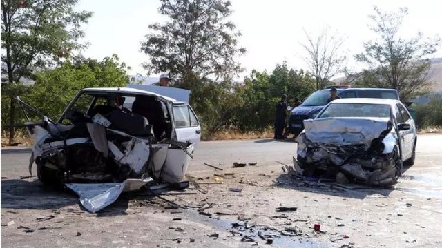 Gaziantep'te iki otomobilin kafa kafaya çarpıştığı kazada 1 kişi hayatını kaybetti, 5 kişi yaralandı