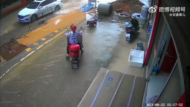 Une très grosse flaque de boue