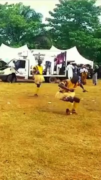 Cette danse tribale est juste géniale et incroyable