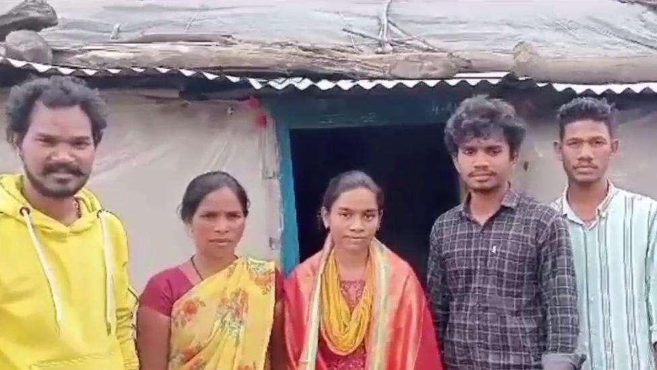 ఆదిలాబాద్: ఎంబీబీఎస్ సీట్ సంపాదించిన ఆదివాసీ యువతీ