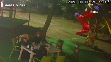 Bazı kahramanlar pelerin takmaz: Küçük çocuk, kaydıraktan düşen arkadaşını ayaklarından yakaladı