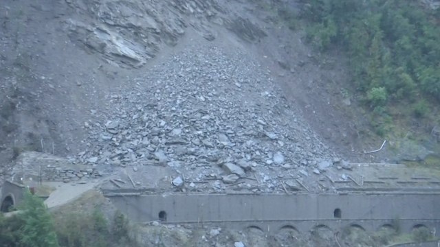 Un énorme éboulement interrompt le trafic routier et ferroviaire en Savoie