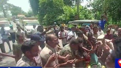 పార్వతీపురం జిల్లా: ఉద్రిక్తత... నేతలను లాగిపడేసిన పోలీసులు