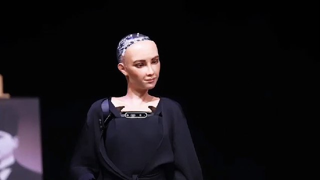 Oğuzhan Uğur'un programına katılan robot Sofia hangi takımı tuttuğunu açıkladı