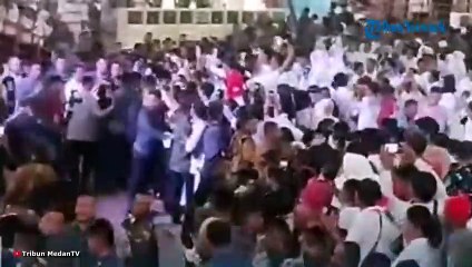 Скачать видео: Detik-detik Jokowi Dilempari Sandal oleh Wanita saat di Medan, Pelaku Menjerit Minta Keadilan!