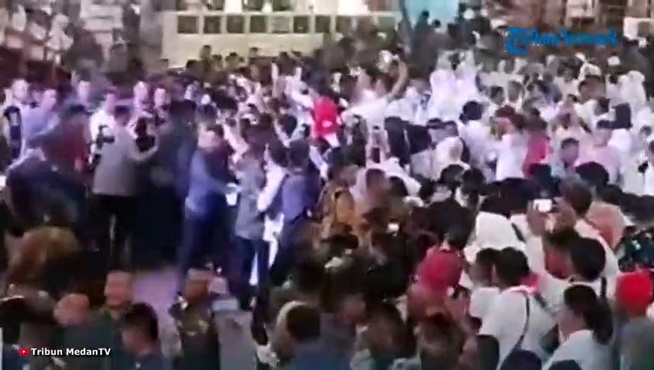 Detik-detik Jokowi Dilempari Sandal oleh Wanita saat di Medan, Pelaku Menjerit Minta Keadilan!