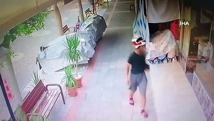 Un voleur de jouets casqué filmé par une caméra de sécurité à Antalya