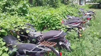 सारण: नीलामी नहीं किए जाने के कारण थानों में जंग खा रहे विभिन्न कांडों में जब्त वाहन