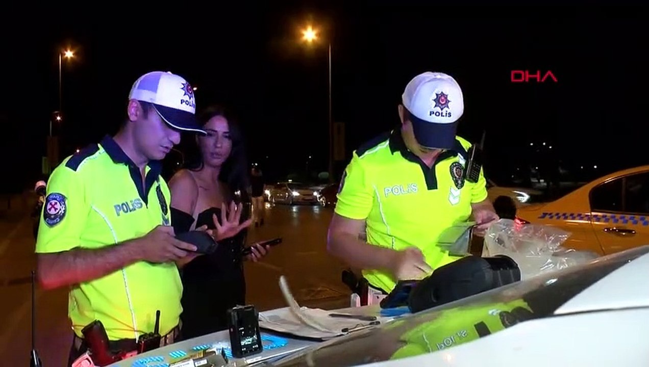 Une conductrice a menacé les flics comme ça : je vais appeler maintenant et m'entasser ici