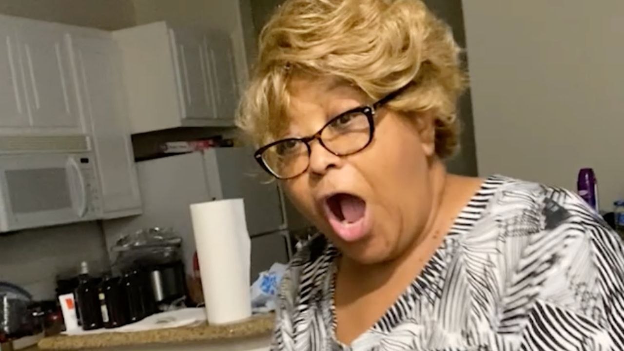 Grandma Fails To Understand Great Grandma Pregnancy Announcement On T-Shirt | Happily TV