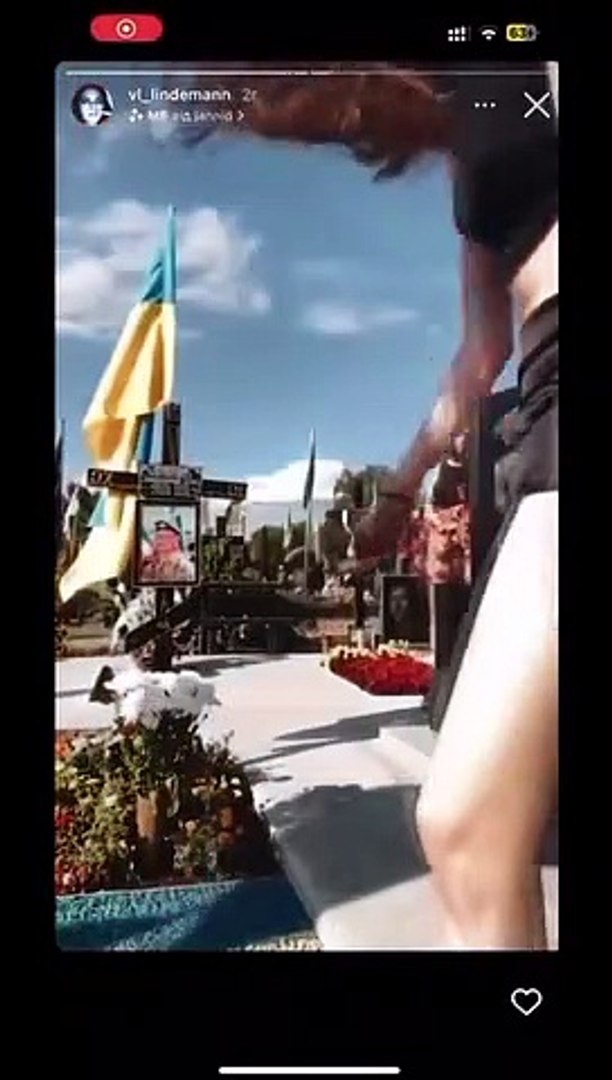 ⁣Kiev'de savaşta ölen askerlerin mezarı başında  kalça dansı videosu çeken iki kız kardeş gözalt