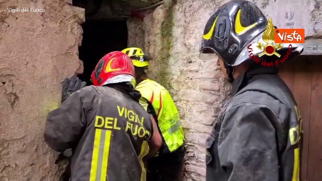 L'estrazione della persona rimasta sotto le macerie della palazzina crollata in provincia di Imperia