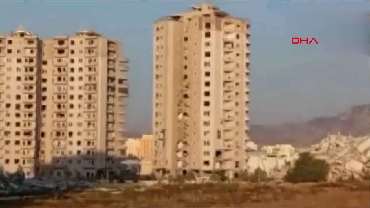 Hatay'da 2 katlı bina çöktü, 16 katlı rezidans yıkıldı