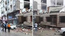 Hatay’da şiddetli yağış sırasında ağır hasarlı iki katlı bina çöktü
