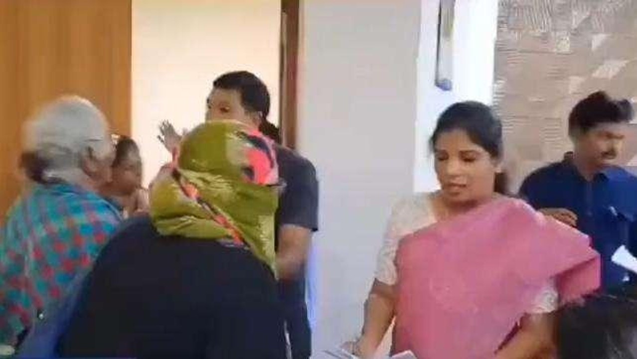భద్రాద్రి: దివ్యాంగుల వద్దకు వెళ్లి దరఖాస్తులు స్వీకరించిన జిల్లా కలెక్టర్