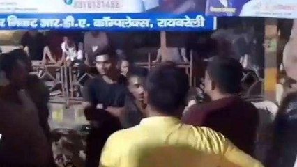 रायबरेली: मनचले ने छात्रा से की छेड़छाड़, बीच सड़क पर हो गई जमकर पिटाई
