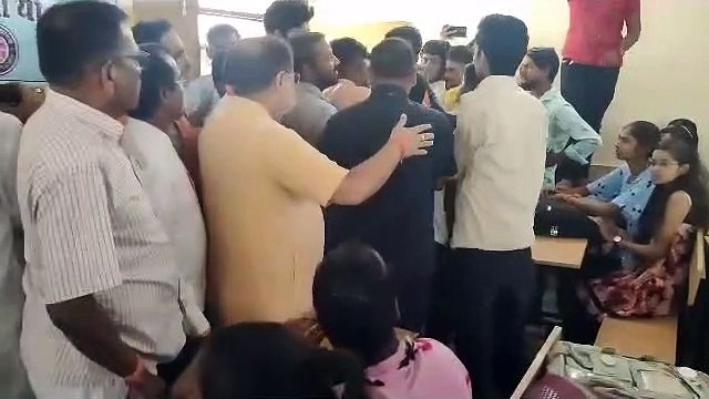 सांसद सुनील सोनी के कार्यक्रम में गाली गलौज, यूथ कांग्रेस कार्यकर्ताओं ने किया जमकर हंगामा, वायरल हो रहा ये वीडियो