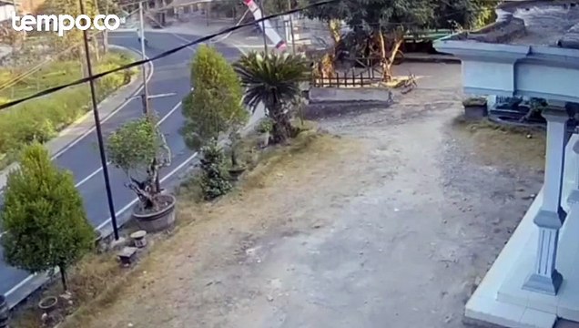 Rekaman Detik-detik Mobil Pickup Bermuatan 15 Pelajar Terguling di Pamekasan