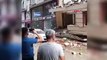 Hatay’da depremlerde hasar alan iki katlı bina çöktü