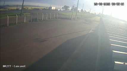 Câmera registra colisão na rodovia BR-277, em Cascavel