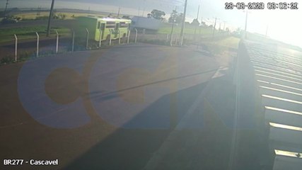 Câmera registra colisão na rodovia BR-277, em Cascavel