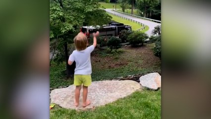 İtfaiyecilerin minik çocuğa jesti