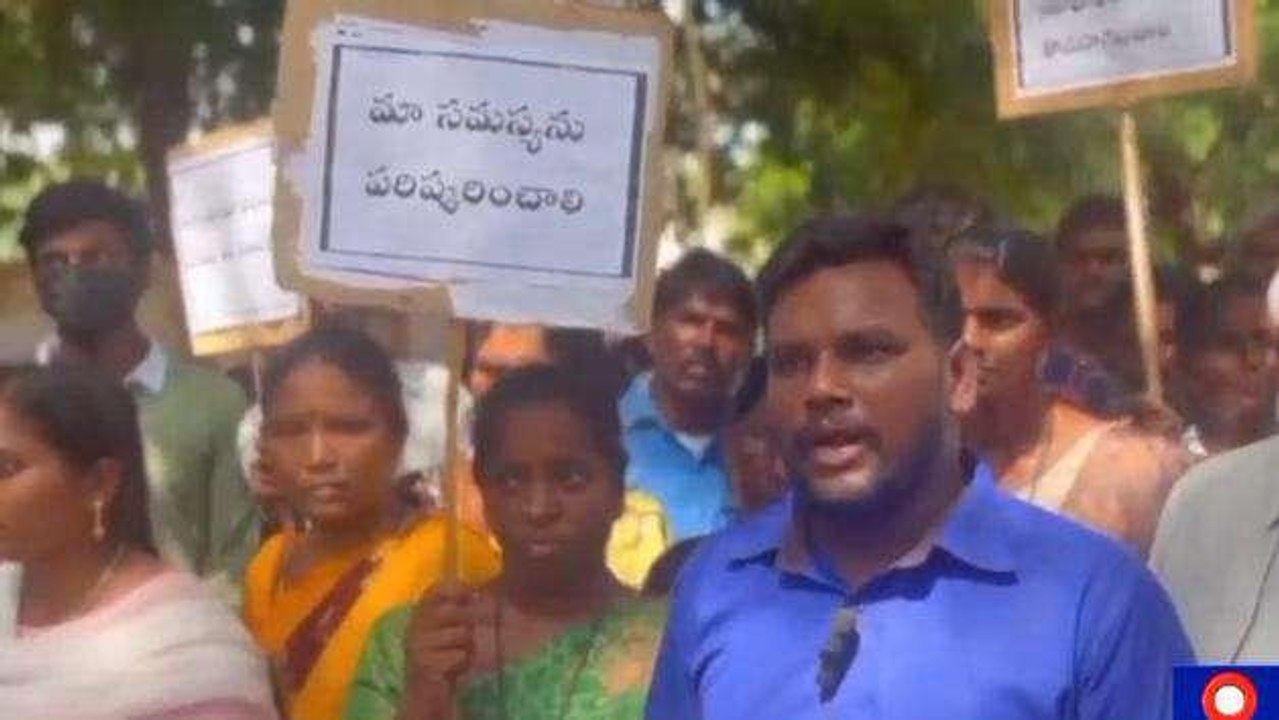 ఏలూరు జిల్లా: కలెక్టరేట్ ఎదుట మోకాళ్లపై మహిళలు నిరసన